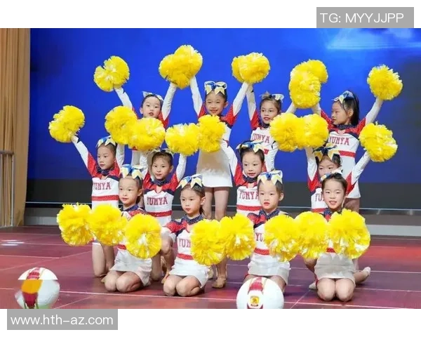 大学生足球宝贝的青春风采与校园文化交融的精彩瞬间 大学生足球宝贝的青春风采与校园文化交融的精彩瞬间